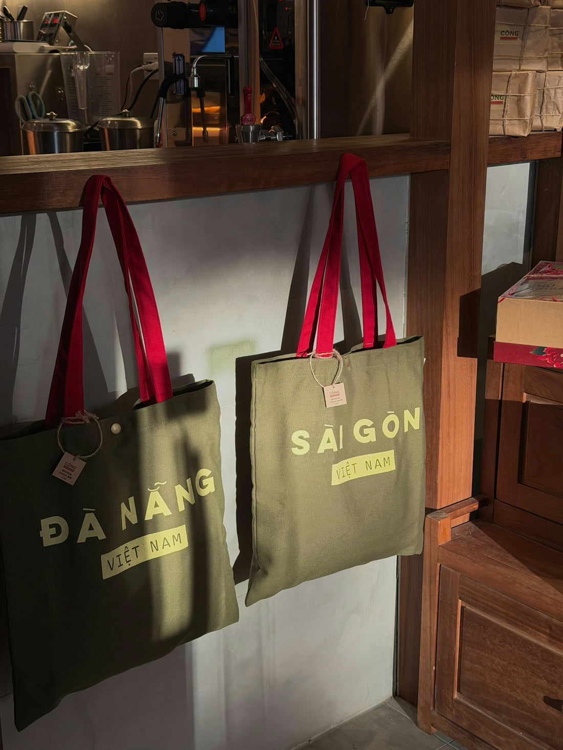 Two canvas tote bags with city names