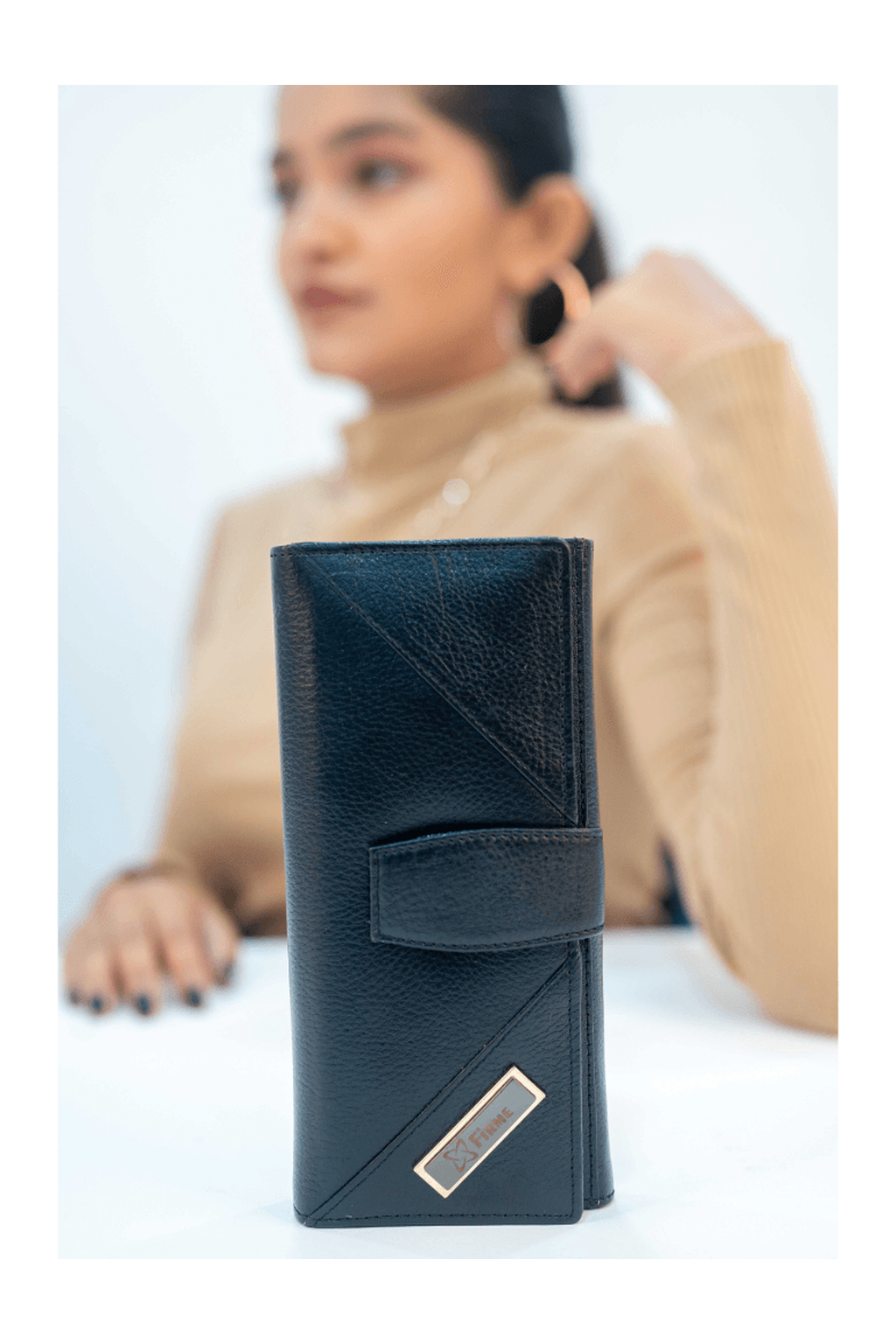 COUCH WOMENS LEATHER  CLUTCH.